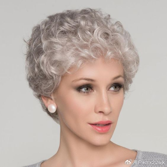 女人上了年纪头发花白，发型就选短发全头烫，蓬松时尚显发量|洗发水|护发素|修复|发夹|烫发_新浪新闻