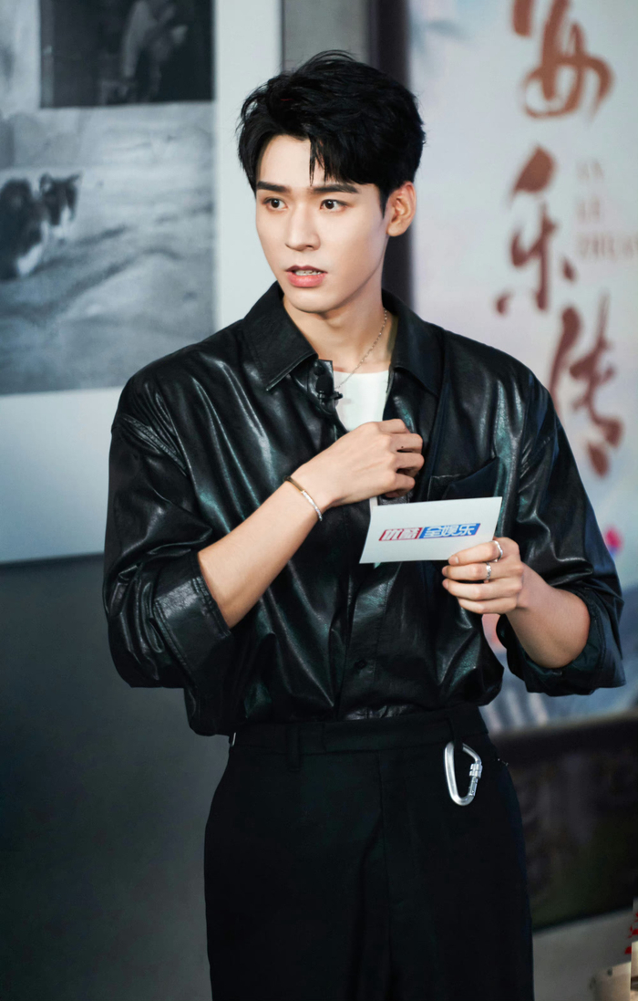 龚俊花絮图allblack皮衣造型有种崭新的清爽感