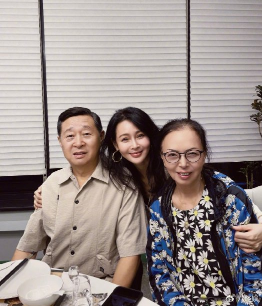 而在家里人的安排下,于明加与现在的老公胡俊相亲