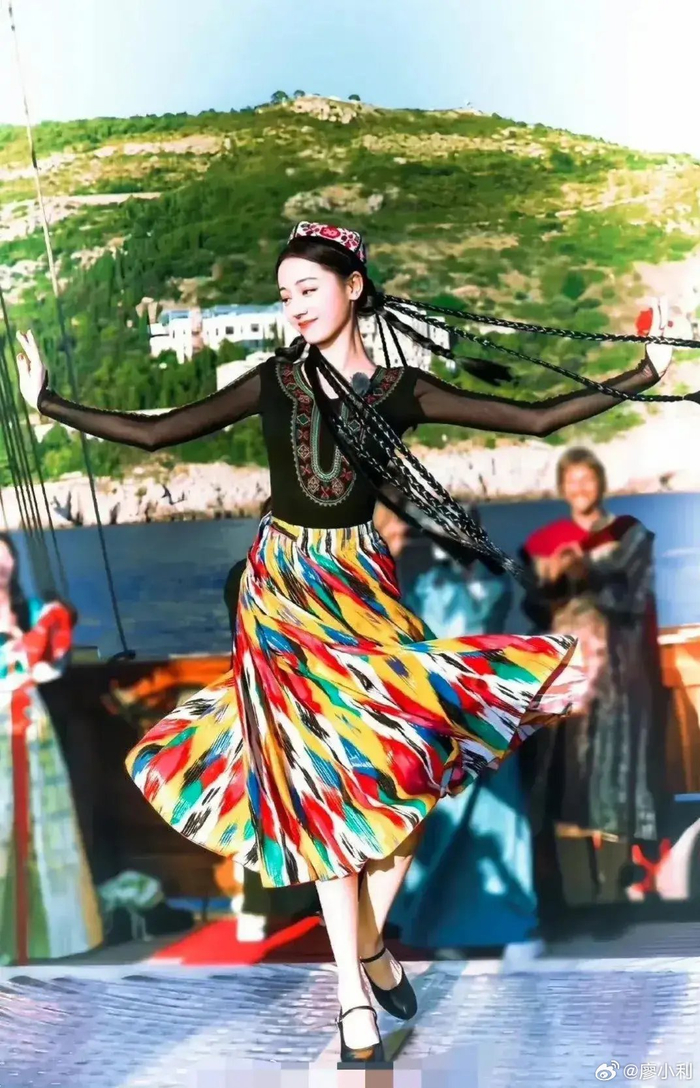 真漂亮靓丽的艾德莱斯绸旋转的裙摆迷人的微笑