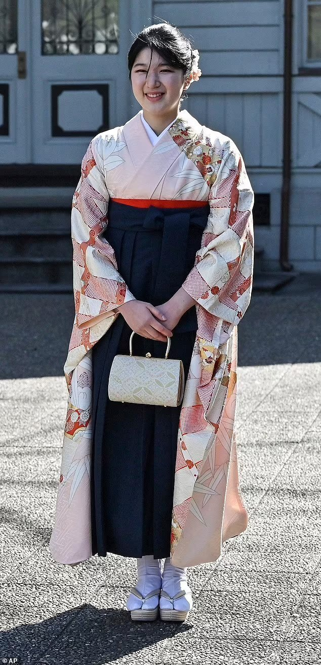 日本22岁爱子公主参加毕业礼笑容灿烂被导师夸奖也找到了工作