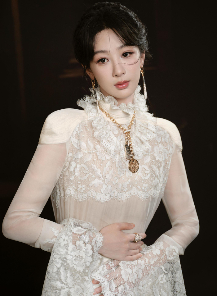 杨紫白玉兰红毯着顶级高定,薄纱蕾丝造型贵气惊艳