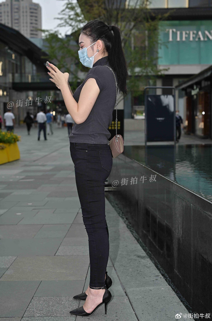 尖头高跟鞋搭配紧腿牛仔裤美