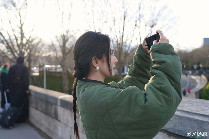 杨幂街头随拍美丽的东方女孩新中式穿搭美得大气