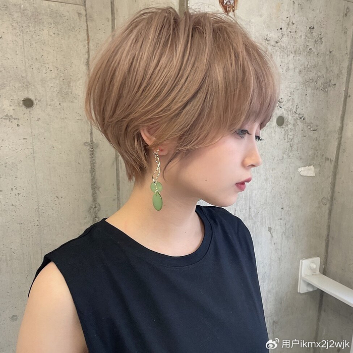 当然,前额的刘海设计也是这款短发不可或缺的一部分.