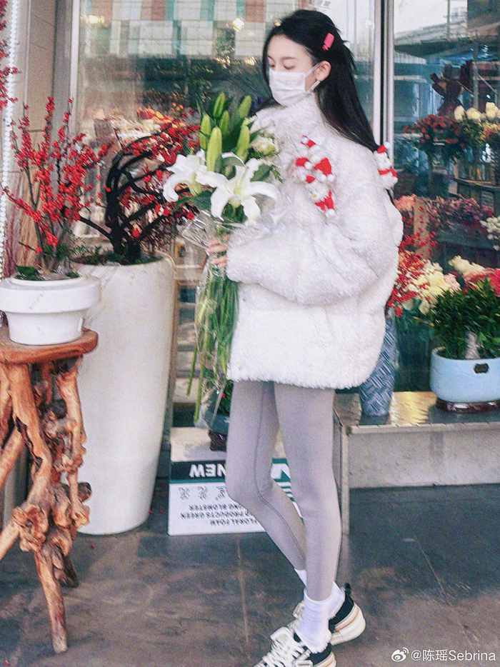 陈瑶的腿引发关注网友热议其身体状况