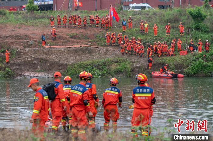 贵州消防开展地震救援实战演练