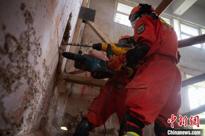 贵州消防开展地震救援实战演练