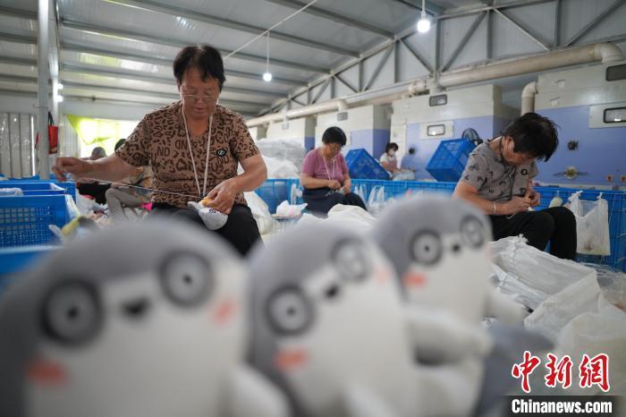 6月11日,河北省邢台市内丘县一家毛绒玩具加工企业,工人正加紧裁剪