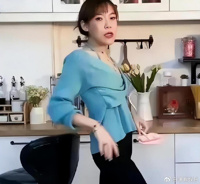 网红浪胃仙走红后"变成女人",留长发割双眼皮,抽脂瘦成皮包骨