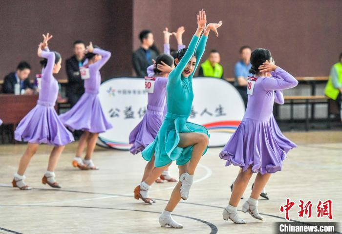 乌鲁木齐:200余名小选手角逐"奔跑吧·少年"体育舞蹈比赛