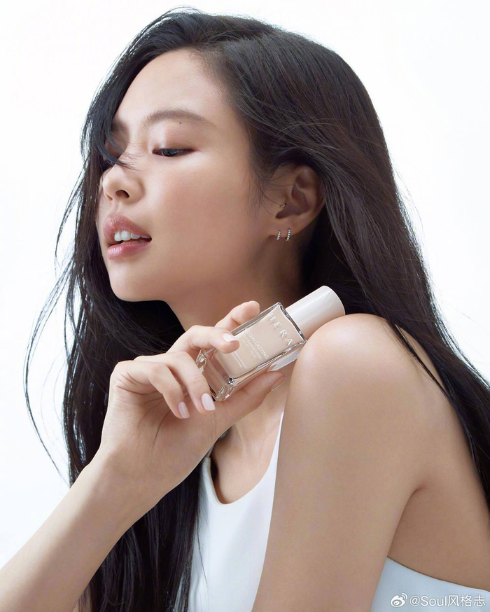 jennie x hera 清透妆容,飘逸直发,素静而纯美的妮__财经头条