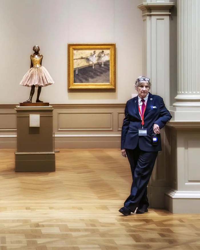 维克多·布雷尔从配色,图案,神态,着装等角度入手,捕