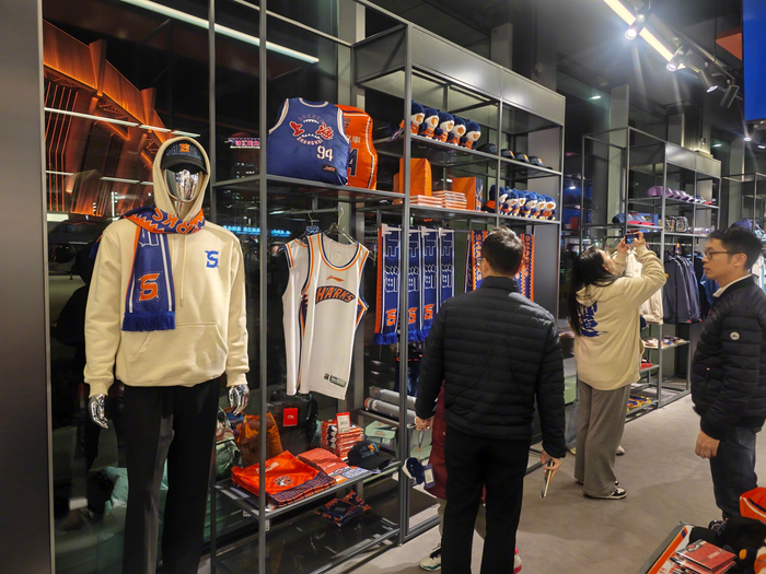 打卡上海大鲨鱼的球迷商店,cba俱乐部首个独立运营的球迷商店!