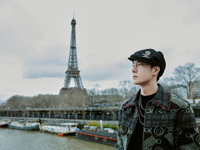 王一博巴黎时装周新照法式格调漫涌