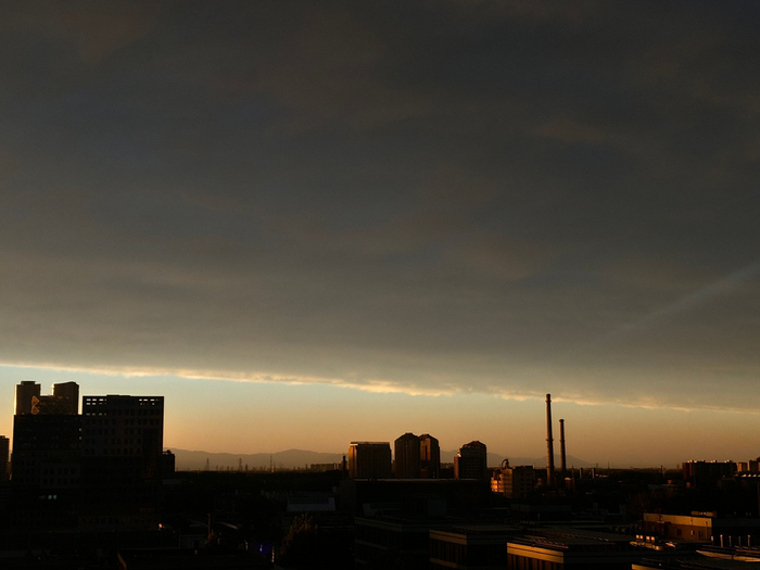 北京的落日跟世界末日似的… n个同事n个手机拍了n种末日