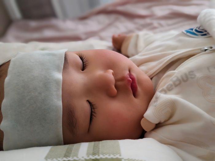 幼儿高烧反复不退，医生建议足量用药后缓解