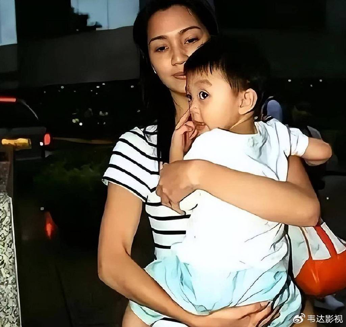 1,母亲未婚先孕被抛弃,亲生父亲曾一度不认他