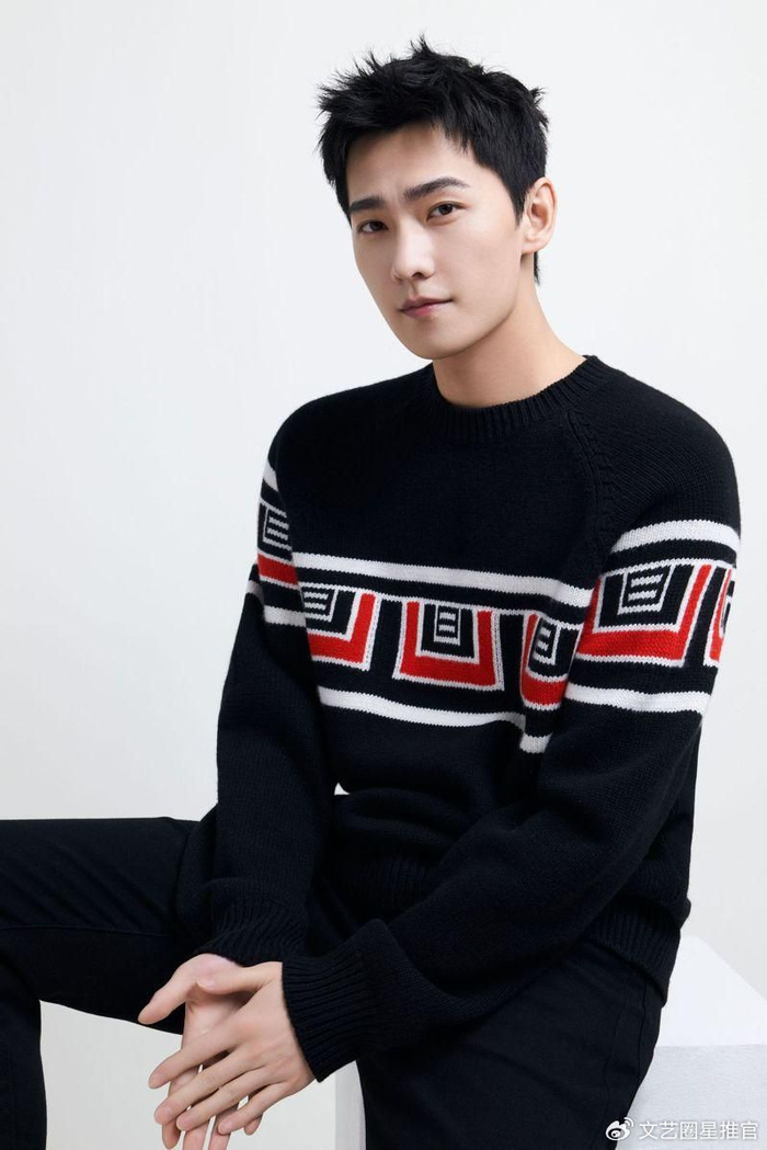 杨洋翻车最新代言广告出现错别字文化水平遭质疑颜值引争议