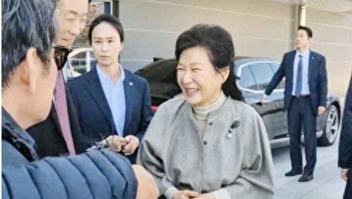 朴槿惠晚年凄惨，看病写日记住别墅10米高墙挡，男闺蜜一直陪身边