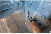二一二越野车-212 T01车内进水