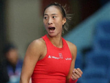 2-1，郑钦文晋级第三轮，中国金花强势逆转，对手送上退赛大礼