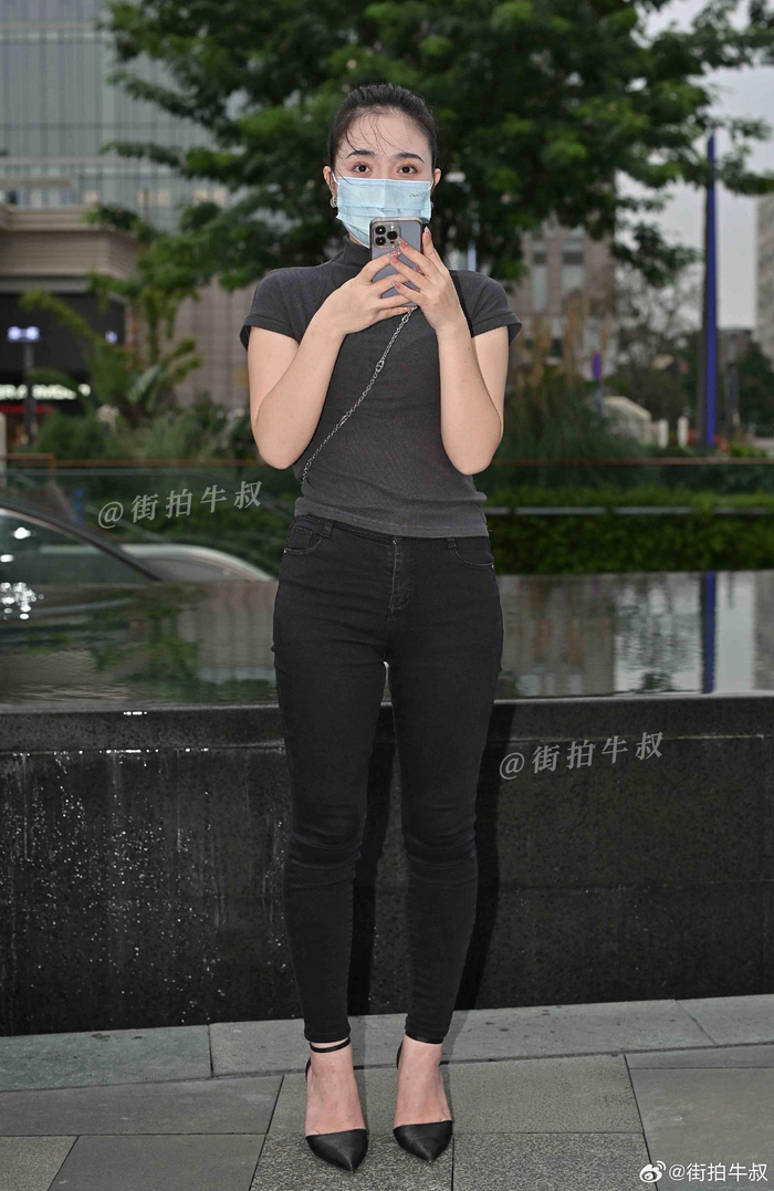 尖头高跟鞋搭配紧腿牛仔裤,美