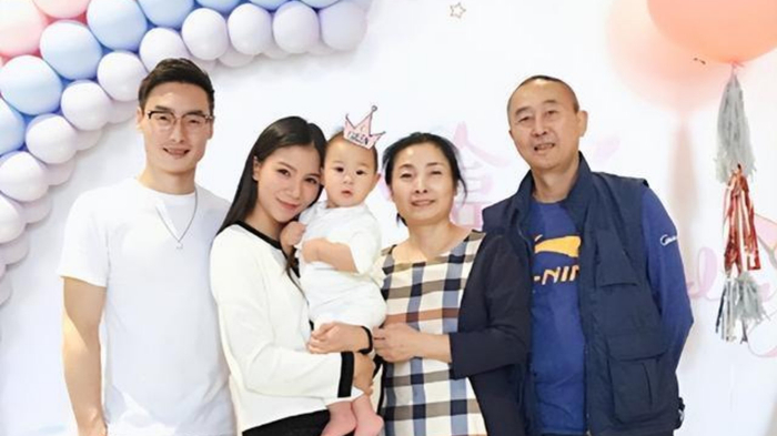 何姿秦凯一家四口温馨庆生，婆媳同住八年零隔阂，相处如亲母女