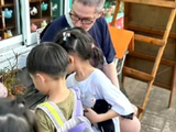 郭碧婷爸爸晒祖孙合照，姐弟俩五官如复制粘贴，网友：基因太强大