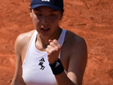 奖金102万！王欣瑜法网2-1险胜进第二轮：24岁中国莎娃又美又飒