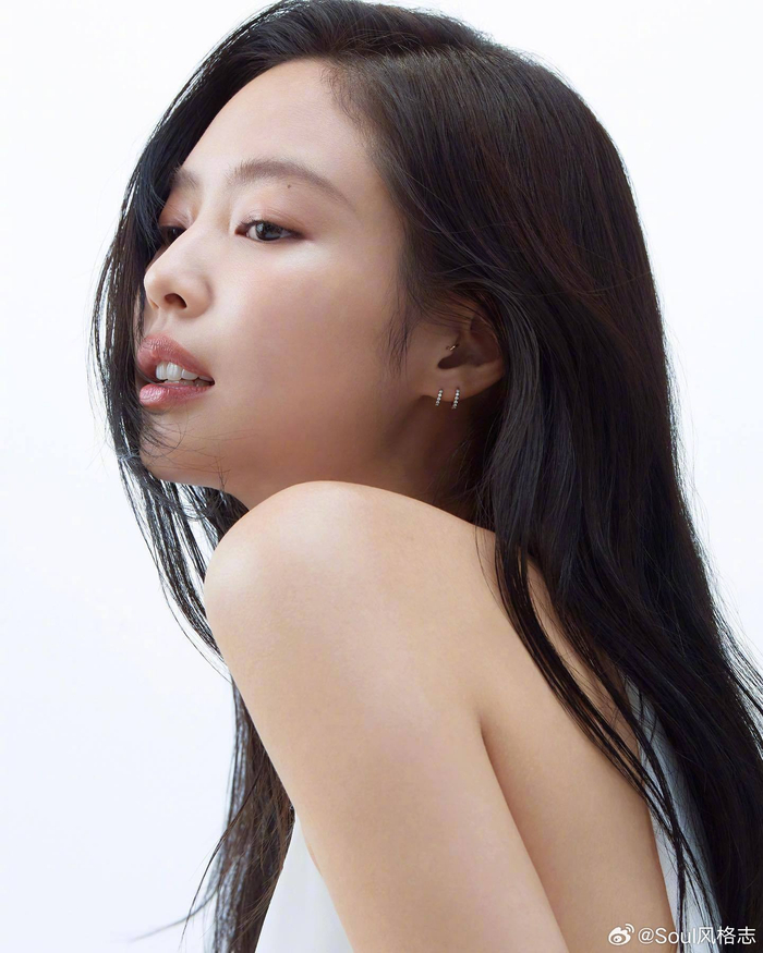 jennie x hera 清透妆容,飘逸直发,素静而纯美的妮__财经头条