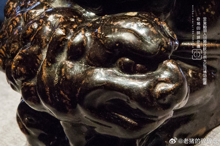 金黑釉胡人训狮纹枕北京大运河博物馆藏