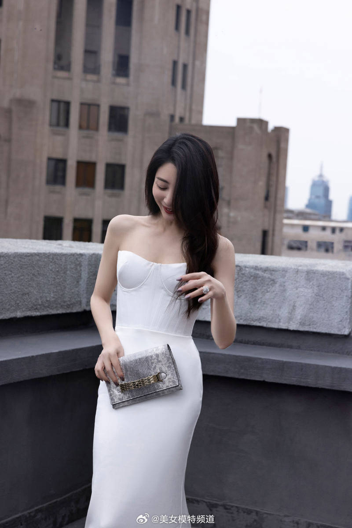 殷桃穿修身白裙展现身材曲线天台享受沪上微风吹