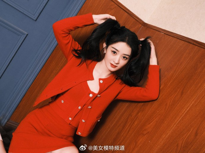 赵丽颖红色小香风随拍释出双马尾冻龄少女俏皮可爱
