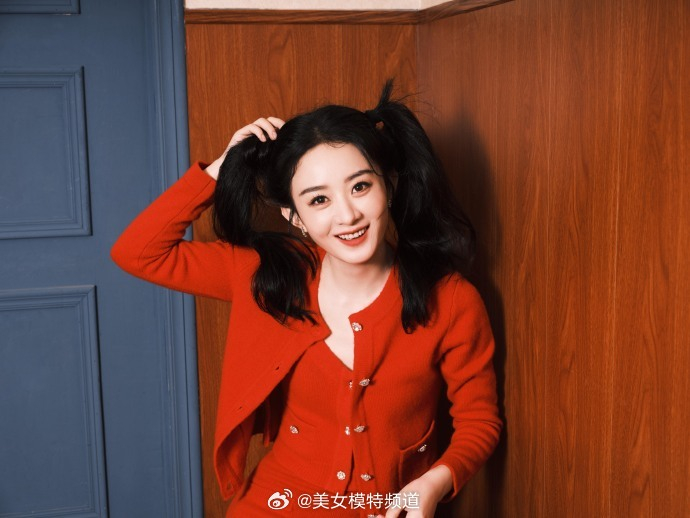 赵丽颖红色小香风随拍释出双马尾冻龄少女俏皮可爱