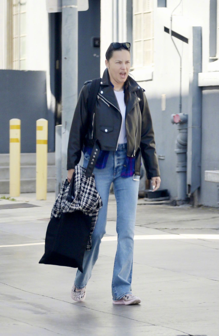 当地时间4月3日利马adrianalima和男友在洛杉矶外出被拍看腿