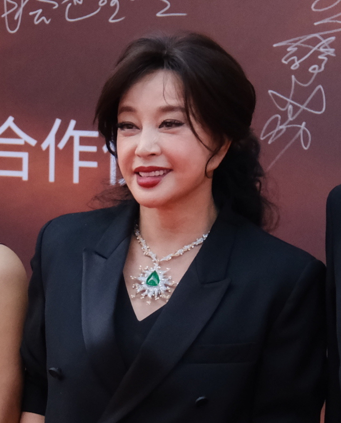 刘晓庆生图又崩了,皮肤紧绷笑容僵硬,比旁边天然脸的陈冲差太多