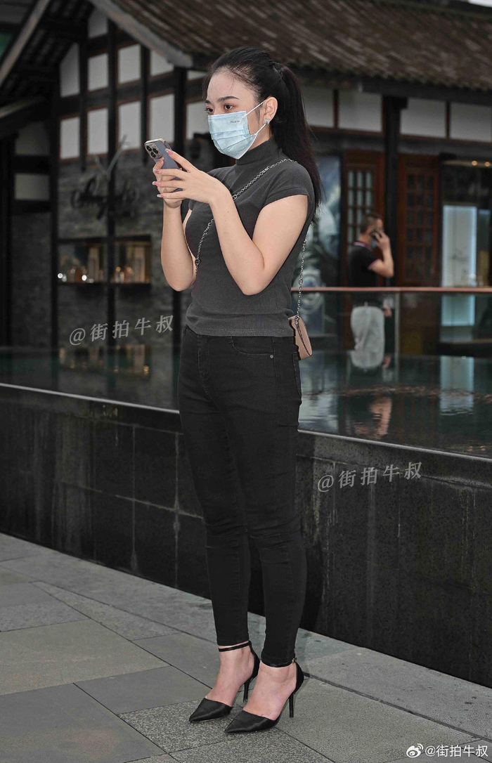 尖头高跟鞋搭配紧腿牛仔裤美