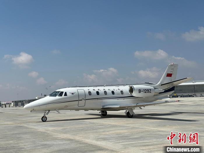 图为飞行校验飞机降落在兰州中川国际机场三期扩建工程新建跑道上.