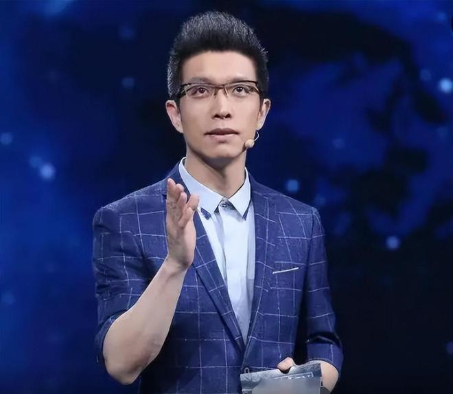 第一次看到朱广权的时候心想央视主持人也可以这么主持啊颠覆了印象