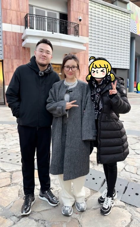 的脸蛋依旧光滑紧致,满满胶原蛋白,和小7岁巴图同框完全看不出年龄差