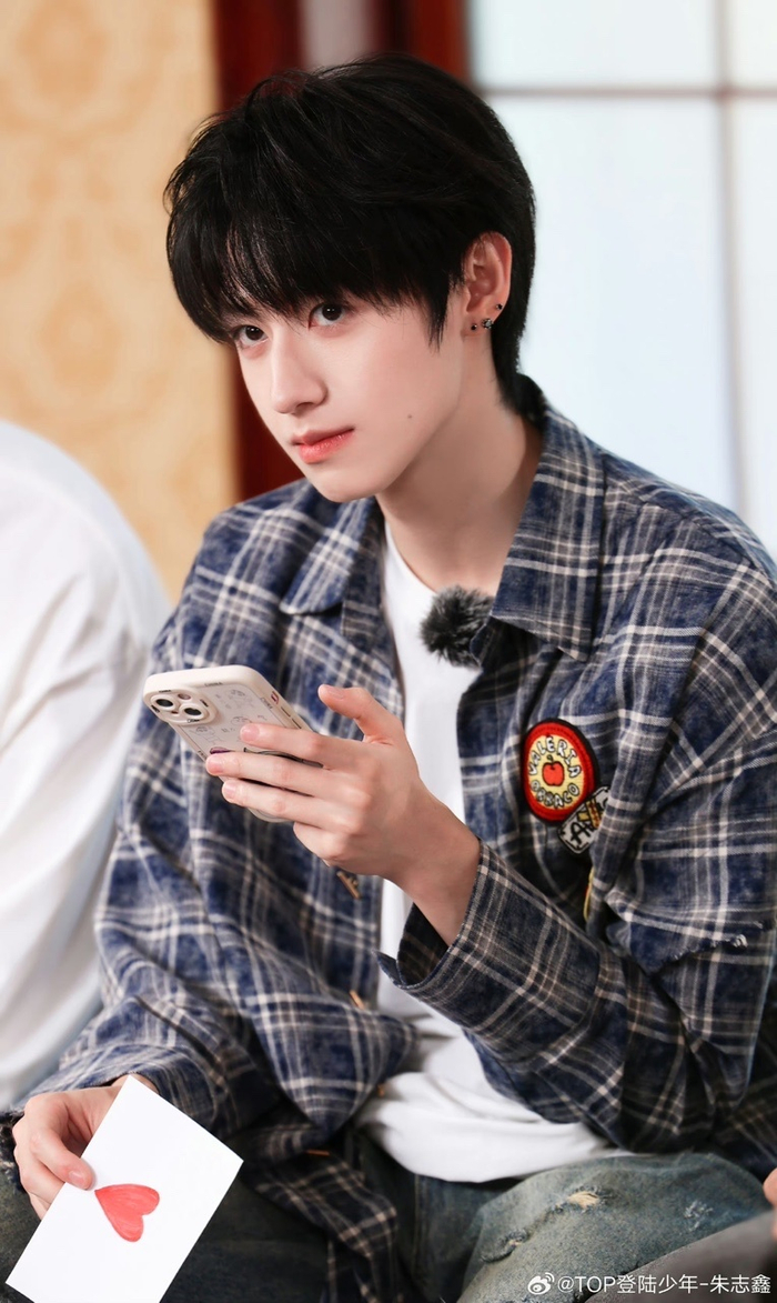 好可爱的朱志鑫!hellokitty电动车别太乖了!