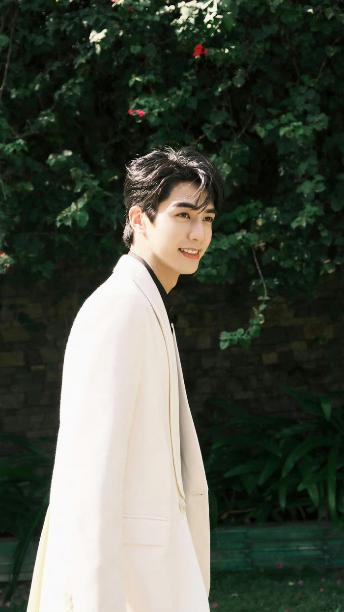 宋威龙 西装帅哥__财经头条