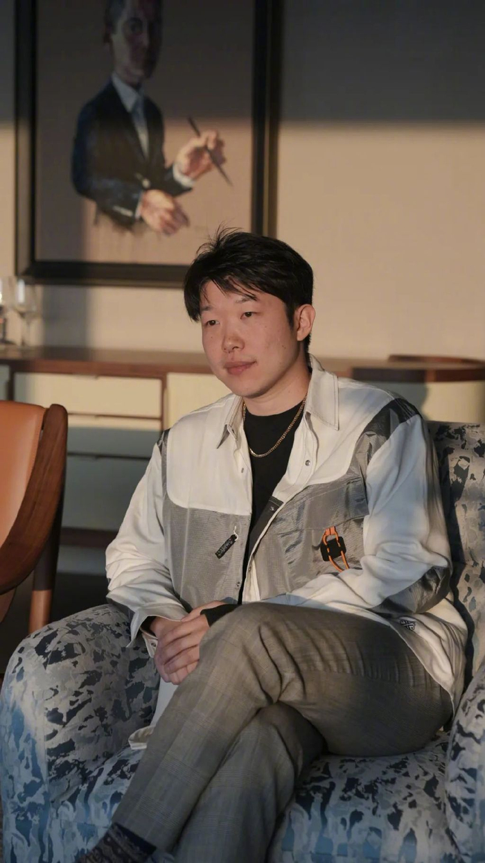 这幢大楼的周边邻居间流传着一个小道消息,说钱柜大楼的新老板是个"