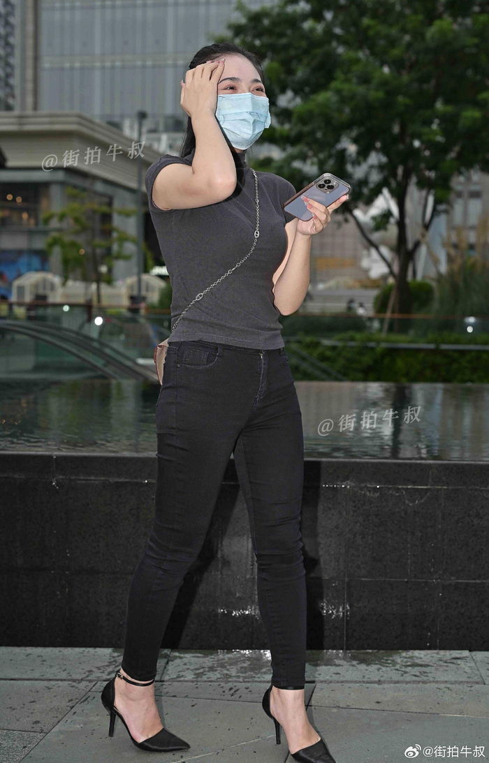 尖头高跟鞋搭配紧腿牛仔裤美