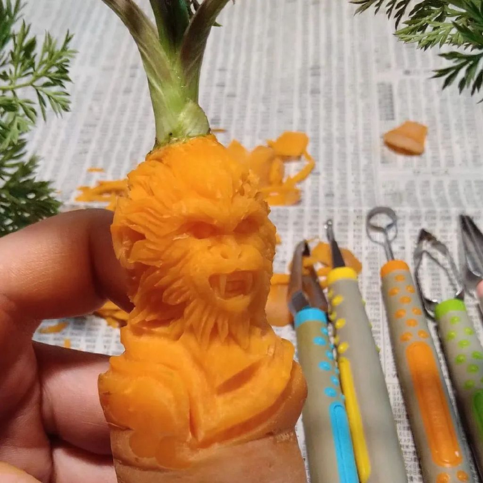 通过岸本武弘的蔬果雕刻作品,我们可以看到用红薯雕刻的锦鲤,西兰花