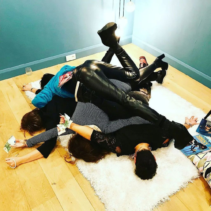 摔得四仰八叉,这些成年人趴在地上,却让人笑不出来
