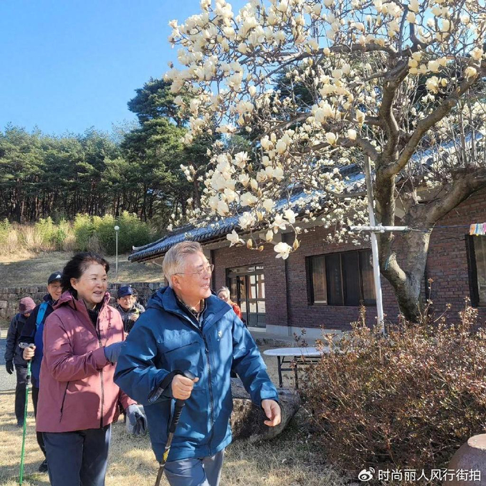 71岁文在寅和夫人春游爬山去了!老头老太太筋骨真好,头发都白了