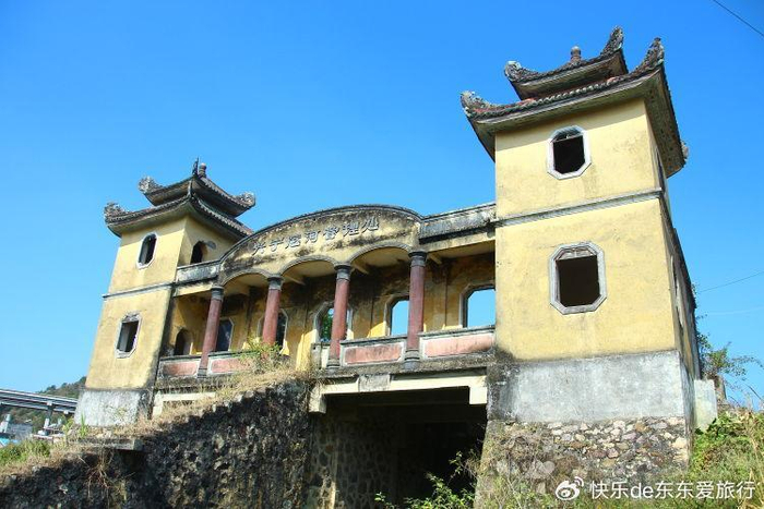 兴宁市黄陂镇被人遗弃的宫殿式建筑杂草丛生的兴宁运河管理处