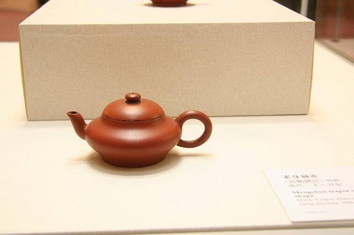 茶具文物馆是香港艺术馆的分馆，基本藏品由罗桂祥博士捐赠